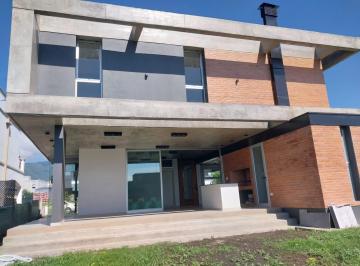 Casa · 161m² · 8 Ambientes · 2 Cocheras · Casa de Categoria 3d, a Estrenar en Country The Point, San Pablo