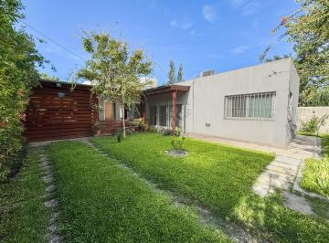 Casa · 102m² · 3 Ambientes · 2 Cocheras · Casa en Venta 2 Dorm. con Pileta en Roldan