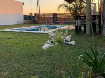 Casa · 53m² · 2 Ambientes · 1 Cochera · Venta Casa un Dormitorio, Pileta Cochera Roldan