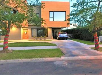 Casa · 240m² · 5 Ambientes · 2 Cocheras · Alquiler Casa Nuevo Quilmes 5 Ambientes