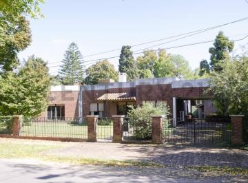 Casa · 240m² · 5 Ambientes · 4 Cocheras · Venta de Casa 3 Dorm. en City Bell 472 Entre 23 y C. Gral Belgrano