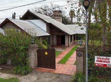 Casa · 152m² · 3 Dormitorios · 2 Cocheras · Venta/ Permuta - Casa 3 Dorm., Piscina, Jardín. Funes
