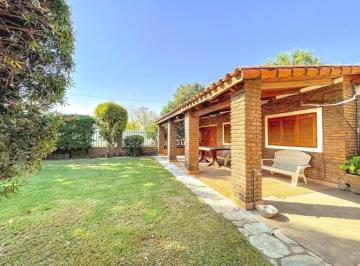 Casa · 119m² · 6 Ambientes · 2 Cocheras · Casa 2 Dorm, Calandrias Casi Esquina Los Olmos, Funes.