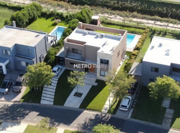 Casa · 220m² · 6 Ambientes · 2 Cocheras · Casa en Venta en Puertos del Lago, Ceibos