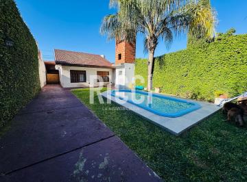 Casa · 130m² · 4 Ambientes · 2 Cocheras · Casa en Venta 4 Ambientes con Piscina en Berazategui Centro