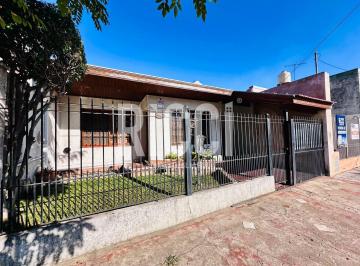 Casa · 130m² · 4 Ambientes · 2 Cocheras · Casa en Venta 4 Ambientes con Piscina en Berazategui Centro