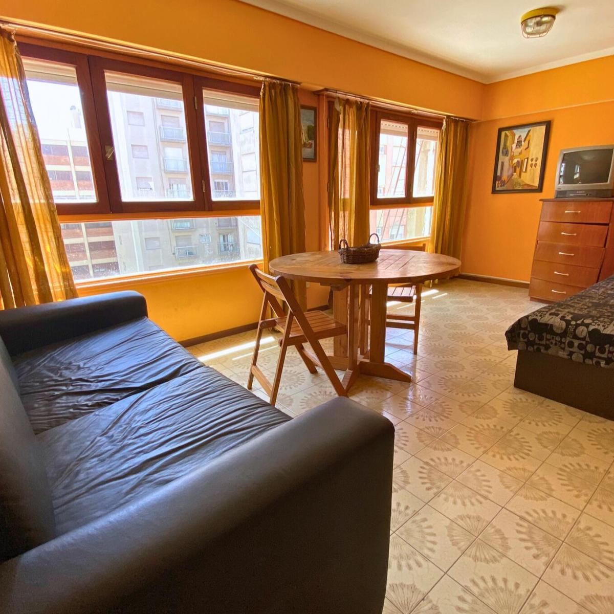 Vendido. Departamento de 2 Ambientes en excepcional ubicación a media cuadra de Plaza España y las mejores playas de La Perla!