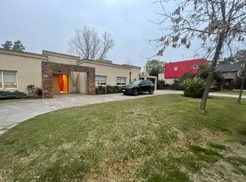Casa · 250m² · 4 Ambientes · 2 Cocheras · Venta Casa 4 Ambientes La Cesarina Piscina