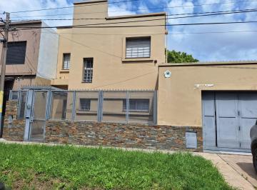 Frente de la casa · Casa en Entre Rios Al 4700 - Alquiler - 4 Dorm.