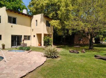 Quinta vacacional · 240m² · 6 Ambientes · 1 Cochera · Venta Dos Casas en Quinta - La Reja, Moreno
