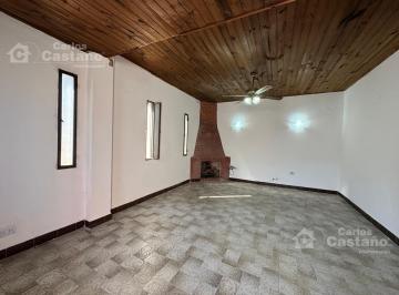 Casa · 130m² · 3 Ambientes · Exc Casa en PH Al C/frente, 3 Amb con Jardín y Patio.
