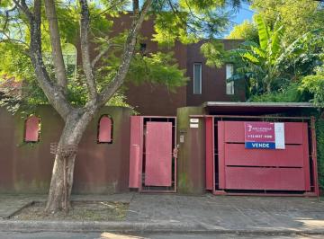 Casa · 194m² · 7 Ambientes · 1 Cochera · Casa en Venta de 4 Dorm. en Punta Chica, San Fernando