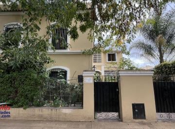 Casa · 220m² · 7 Dormitorios · Muy Cabedora y Prolijisima Casa en Beccar con Jardin y Pilet