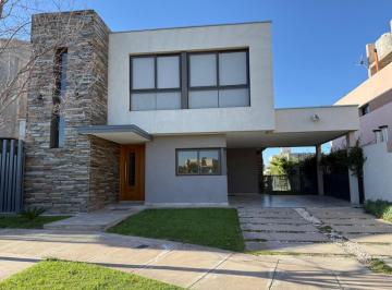 Casa · 180m² · 6 Ambientes · 2 Cocheras · La Bastilla