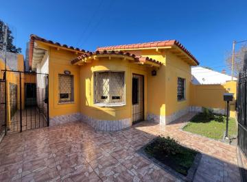 Casa · 99m² · 3 Ambientes · Se Escuchan Ofertas: Casa 3 Amb con Cochera Descubierta y Parque. Apto Credito! Muy Buena Ubicacion: