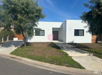 Casa · 145m² · 4 Ambientes · Casa en Venta en Barrio San Ramón, Pilar del Este, Pilar