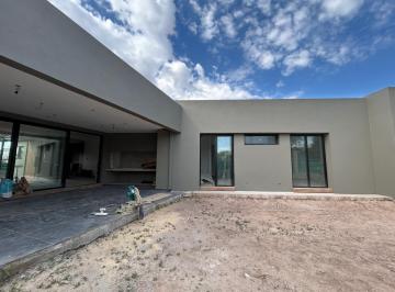 Casa de 4 ambientes, Luján de Cuyo · Casa Estrenar, Lar de Vieytes 2, Una Planta, 3 Dorm, 3 Baños, Cochera