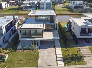 Casa · 332m² · 6 Ambientes · 2 Cocheras · Exclusiva Casa en Venta en El Yacht Nordelta Tigre