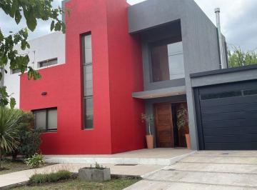 Casa · 289m² · 8 Ambientes · 3 Cocheras · Se Vende Hermosa Casa en B Tejas del Sur 3