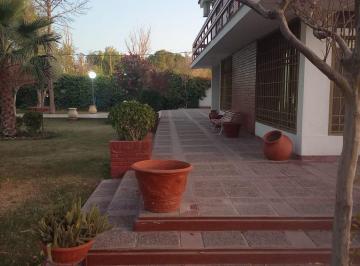 Quinta vacacional · 421m² · 4 Dormitorios · 1 Cochera · Casa 4 Dorm. en El Centro de Junín!