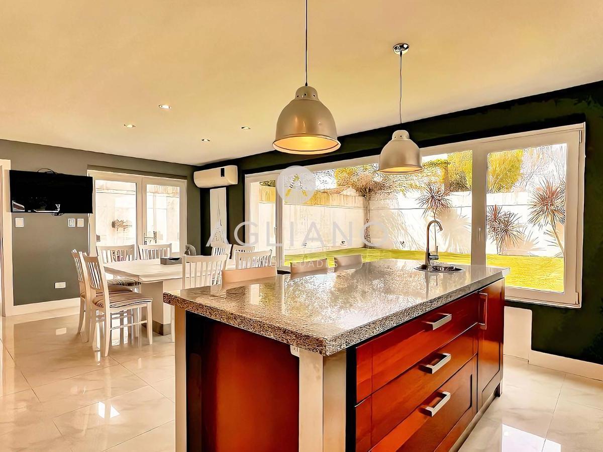 Chalet 8 amb, 391m² con pileta y cochera para 2 autos — Divino Rostro