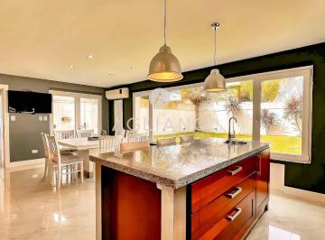 Casa · 391m² · 8 Ambientes · 2 Cocheras · Casa en Venta