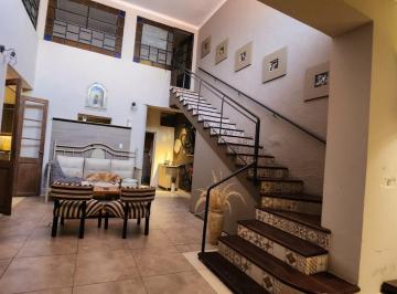 Casa · 230m² · 8 Ambientes · Casa Centrica 3d, en Venta en Catamarca Al 300