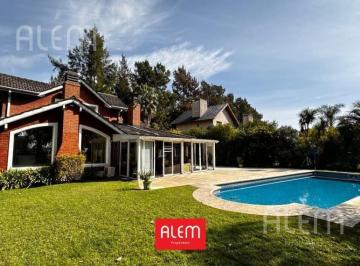 Casa · 350m² · 5 Ambientes · 1 Cochera · Casa en Alquiler en Lauquen Canning