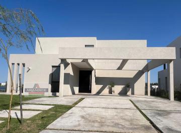 Casa · 195m² · 4 Ambientes · 2 Cocheras · Casa en Santa Ana