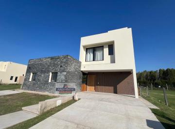 Casa · 196m² · 4 Ambientes · 2 Cocheras · Casa en Santa Ana