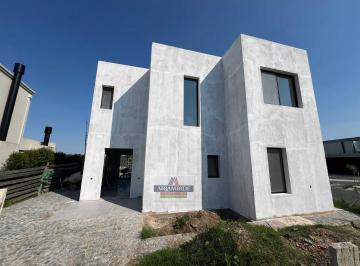 Casa · 185m² · 4 Ambientes · 2 Cocheras · Casa en Santa Ana