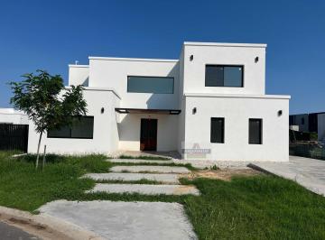 Casa · 230m² · 4 Ambientes · 2 Cocheras · Casa en Santa Ana
