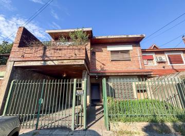Casa · 138m² · 4 Ambientes · 1 Cochera · En Venta Casa 4 Ambientes con Cochera en Munro a Refaccionar - Acepta Permuta