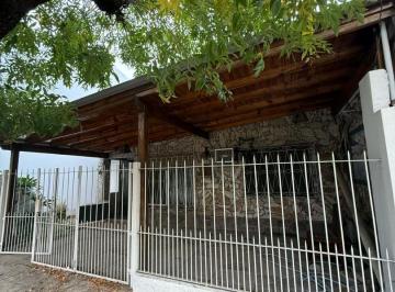 Casa · 90m² · 3 Ambientes · 1 Cochera · Casa a Refaccionar en Castelar Sur