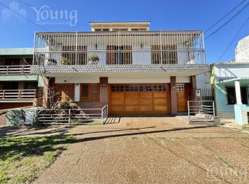 Casa · 238m² · 3 Ambientes · 3 Cocheras · Venta Casa en Bernal Oeste