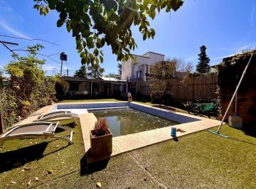 Casa · 131m² · 6 Ambientes · 2 Cocheras · Venta - Casa 3 Dorm., Barrio Los Solares, Funes.
