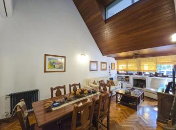 Casa · 216m² · 7 Ambientes · 1 Cochera · Casade 3 Dorm. Más Comodín, Cochera y Pileta con Patio