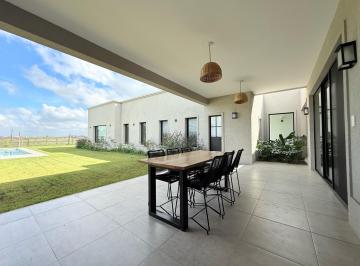 Casa · 240m² · 4 Ambientes · 2 Cocheras · Casa en Barrio Club de Campo San Lucas