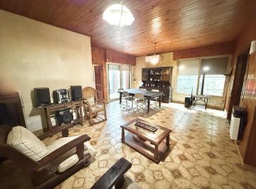Casa · 150m² · 4 Ambientes · 1 Cochera · Casa en Venta de 4 Ambientes con Cochera y Patio en Quilmes