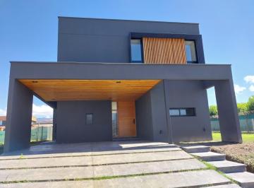 Casa · 220m² · 7 Ambientes · 2 Cocheras · Espectacular Casa en Venta en Alto Verde 3, Yerba Buena