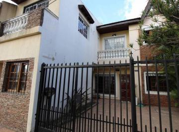 Casa · 135m² · 5 Ambientes · 2 Cocheras · Casa de 7 Ambientes en Dos Plantas