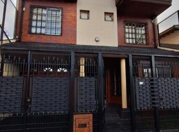 Casa · 218m² · 4 Ambientes · 1 Cochera · Venta Casa 4 Amb con Parque y Pileta, Avellaneda