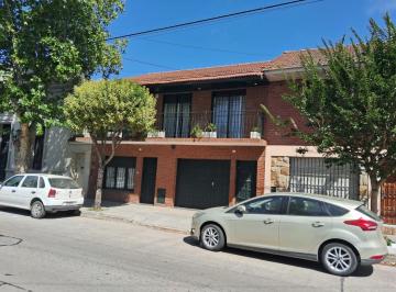 Casa · 190m² · 3 Ambientes · 1 Cochera · Planta Alta y Planta Baja. con Patio y Quincho
