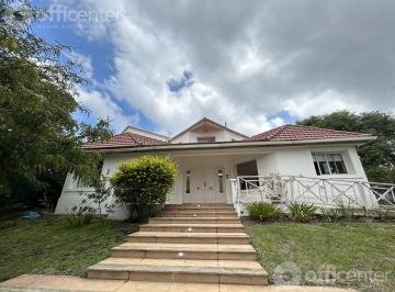 Casa · 340m² · 6 Dormitorios · 4 Cocheras · Casa de Categoría en Barrio Privado Barrancas de Urca