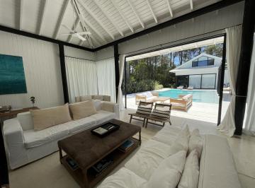 Casa · 250m² · 5 Ambientes · 1 Cochera · 4 Dorm. | Camino Eugenio Sainz Martinez