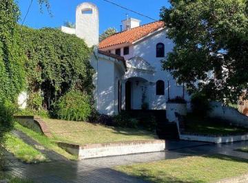 Casa · 214m² · 8 Ambientes · 2 Cocheras · Casa en Venta de Casa en Valle del Cerro. 4 Dorm.. Apto Crédito.