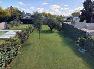 Casa · 141m² · 4 Ambientes · 4 Cocheras · Casa en Venta en Manuel B. Gonnet, La Plata, G. B. a. Zona Sur