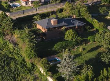 Casa de 5 ambientes, La Falda · Casa Premium con Parque 2.400 m², Pileta y Quincho | Av Patria, La Falda