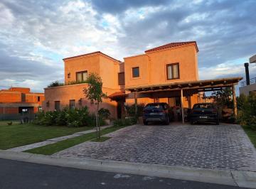 Casa · 260m² · 5 Ambientes · 1 Cochera · Casa en Alquiler en Santa Ana, Villanueva, Tigre
