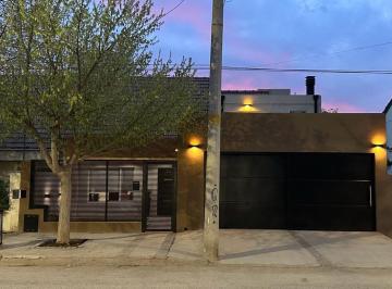 Casa · 227m² · 4 Ambientes · 2 Cocheras · Alquiler Casa con Pileta Fernandez Oro